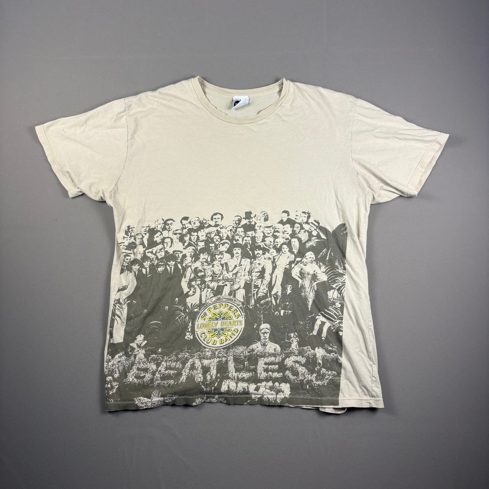 Vintage 2006 The Beatles Sgt Peppers Lonely Hearts Club Band Graphic T-Shirt Tan